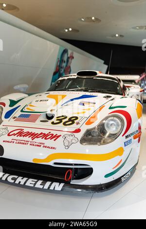 Sportgeschichte der Porsche-Autos. Stuttgart, 17. August 2023: Ein Porsche-Rennwagen als Ausstellungsausstellung im Porsche-Museum präsentiert. Stockfoto