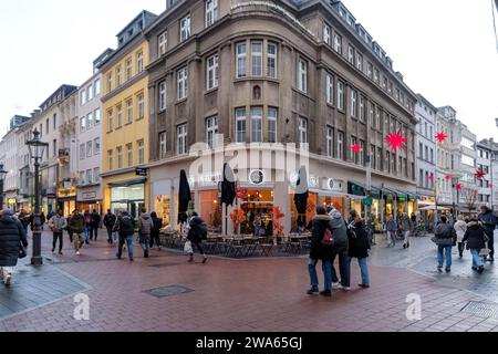 Bonn, Deutschland - 21. Dezember 2023 : Blick auf Spaziergänge an der Friedrichstraße und der Bonngasse, in der malerischen Fußgängerzone von Bonn Stockfoto