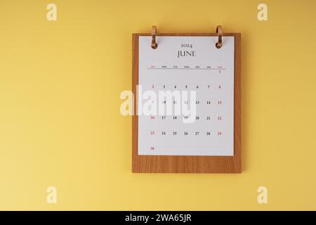Kalender Juni 2024 auf gelbem Hintergrund Stockfoto