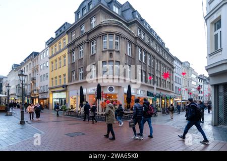 Bonn, Deutschland - 21. Dezember 2023 : Blick auf Spaziergänge an der Friedrichstraße und der Bonngasse, in der malerischen Fußgängerzone von Bonn Stockfoto