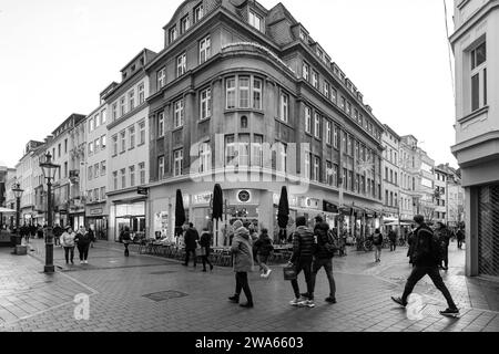 Bonn, Deutschland - 21. Dezember 2023 : Blick auf Spaziergänge an der Friedrichstraße und der Bonngasse, in der malerischen Fußgängerzone von Bonn Stockfoto