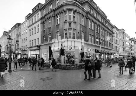 Bonn, Deutschland - 21. Dezember 2023 : Blick auf Spaziergänge an der Friedrichstraße und der Bonngasse, in der malerischen Fußgängerzone von Bonn Stockfoto