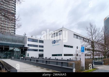 Bonn, Deutschland - 23. Dezember 2023 : Blick auf das Gebäude der Deutschen Welle, des deutschen öffentlich-rechtlichen Rundfunks in Bonn Stockfoto