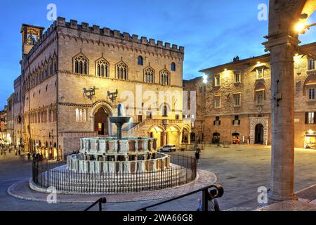 Nachtszene in Perugia, Italien mit Palazzo dei priori (Palazzo Comunale) dominiert die Piazza IV Novembre um den Fontana Maggiore. Stockfoto