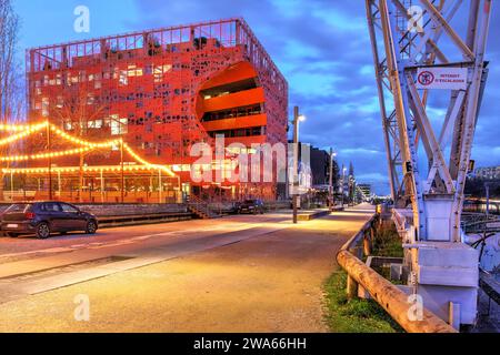 Orange Cube, ein 2011 von Jakob + Macfarlane Architects erbautes Bürogebäude im Industrieviertel La Confluence, Lyon, Frankreich bei Nacht. Stockfoto