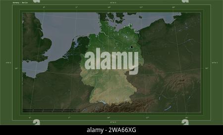 Deutschland wird auf einer blassfarbenen Höhenkarte mit Seen- und Flusskarte mit Landeshauptstadt, kartographischem Raster, Entfernungsskala und hervorgehoben Stockfoto