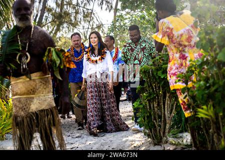 (DATEI) Kronprinzessin Mary während eines Besuchs auf der Insel Pele in Vanuatu, Sonntag, 23. April 2023. Denmarks' Königin Margrethe gab in ihrer Neujahrsrede bekannt, dass sie am 14. Februar abdankt. Kronprinz Frederik wird ihren Platz einnehmen und König Frederik der 10. Von Dänemark werden, während die australische Kronprinzessin Mary Königin von Dänemark wird. Stockfoto