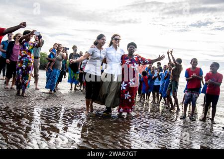 (DATEI) Kronprinzessin Mary tanzt mit Einheimischen, nachdem sie Mangroven gepflanzt hat, während eines Besuchs in Nadi, Fidschi am Donnerstag, den 27. April 2023. Denmarks' Königin Margrethe gab in ihrer Neujahrsrede bekannt, dass sie am 14. Februar abdankt. Kronprinz Frederik wird ihren Platz einnehmen und König Frederik der 10. Von Dänemark werden, während die australische Kronprinzessin Mary Königin von Dänemark wird. Stockfoto