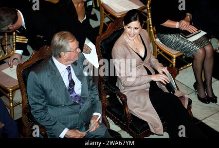 Prinz Henrik und Kronprinzessin Mary nehmen am Dienstag, den 9. November 2010, anlässlich des 200. Geburtstages des Komponisten Chopin auf Schloss Christiansborg Teil. Denmarks' Königin Margrethe gab in ihrer Neujahrsrede bekannt, dass sie am 14. Februar abdankt. Kronprinz Frederik wird ihren Platz einnehmen und König Frederik der 10. Von Dänemark werden, während die australische Kronprinzessin Mary Königin von Dänemark wird. Stockfoto