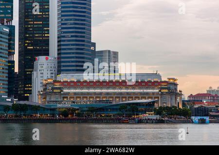 Das Fullerton Hotel und die Marina Bay Gegend von Singapur in der Abenddämmerung Stockfoto