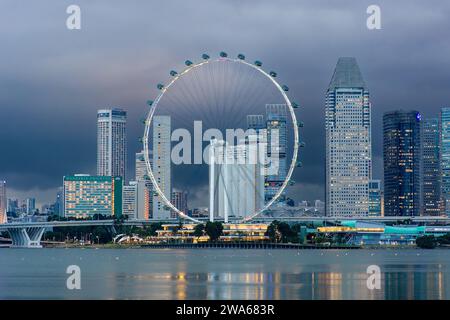 Skyline der Stadt Singapur bei Nacht, die den Singapore Flyer und die F1-Strecke zeigt Stockfoto