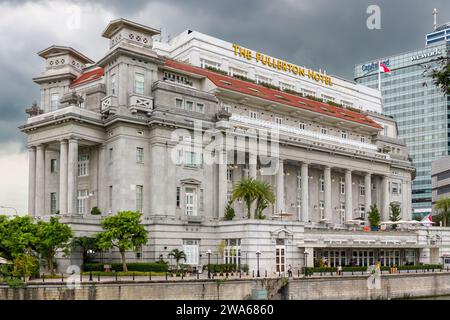 Das ikonische Fullerton Hotel im Kolonialstil liegt am Ufer der Innenstadt von Singapur Stockfoto
