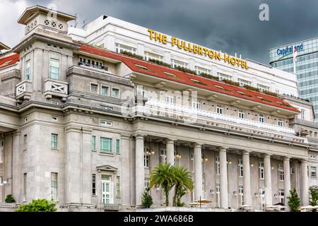 Das ikonische Fullerton Hotel im Kolonialstil liegt am Ufer der Innenstadt von Singapur Stockfoto