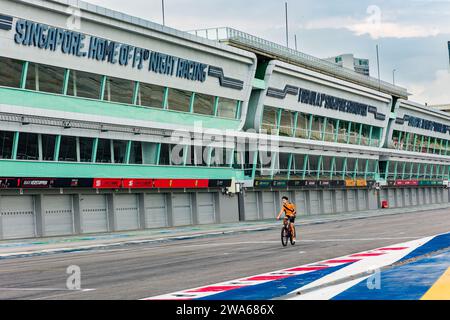 Start- und Zielgerade und Boxengasse des Marina Bay Street Circuit. Wenn sie nicht für Autorennen genutzt werden, ist der Veranstaltungsort Stockfoto