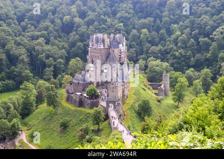 Rheinland-Pfalz, Deutschland. 19. Mai 2018: Panoramablick auf Burg Eltz und Wald aus der Vogelperspektive. Quelle: Vuk Valcic/Alamy Stockfoto