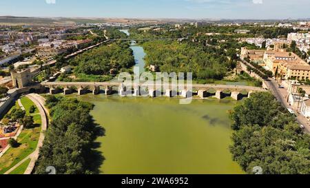 Drohnenfoto Cordoba Roman Bridge Spanien Europa Stockfoto