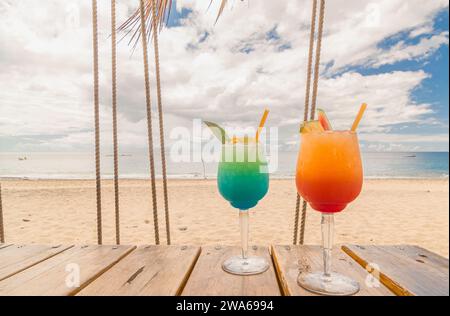 Cocktails am Carbet Beach in La Martinique, Karibik, Französisch-Westindien. Stockfoto