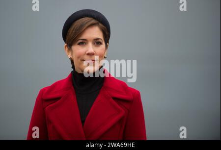 (FILE) die Kronprinzessin Mary benennt das neueste Schiff der Marine, Niels Juel, in der Werft auf Lindoe, Montag, den 7. November 2011. Denmarks' Königin Margrethe gab in ihrer Neujahrsrede bekannt, dass sie am 14. Februar abdankt. Kronprinz Frederik wird ihren Platz einnehmen und König Frederik der 10. Von Dänemark werden, während die australische Kronprinzessin Mary Königin von Dänemark wird. Stockfoto