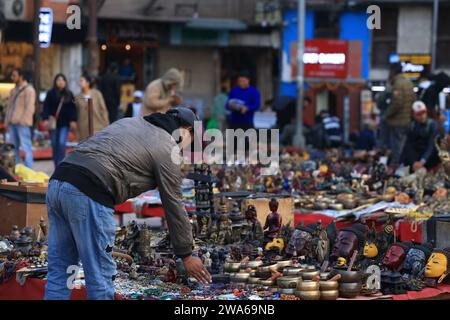 Katmandu, Nepal – 17. November 2023: Der Händler verkauft die traditionellen Kunstwerke der nepalesischen Kultur auf dem Flohmarkt. Die Tourismusindustrie ist eines der wichtigsten Unternehmen in Stockfoto