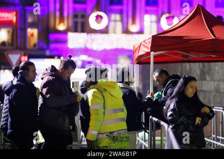 Terroralarm zum Jahreswechsel: Rund um den Kölner Dom sind 1000 Polizisten auch mit Maschinenpistolen im Einsatz. Es gelten verstärkte Sicherheitsmaßnahmen nach einer Terrorwarnung. Zudem greift eine böllerfreie Schutzzone um den Kölner Dom, in der nur Raketen gezündet werden dürfen und die nur durch Kontrollgitter betreten werden kann. Hintergrund: Eine islamistische Terrorzelle des afghanischen ISIS-Ablegers ISPK soll über den Jahreswechsel u.a. in Köln Anschläge geplan haben. Für Touristen bleibt der Dom bis auf weiteres geschlossen. Besucher von Messen müssen ein Screening in Zelten durch Stockfoto