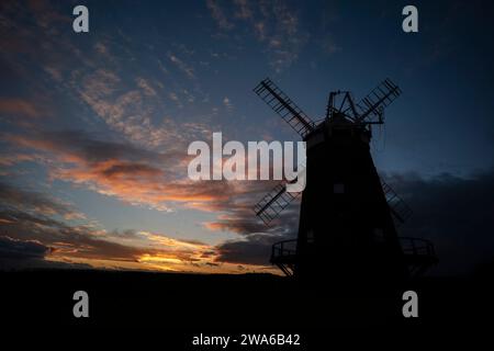 Thaxted Windmühle vor einem Winteruntergang des Makrelen-Himmels. 28. Dezember 2023 John Webbs Windmühle im 19. Jahrhundert in Thaxted im Norden von Essex gegen ein W Stockfoto