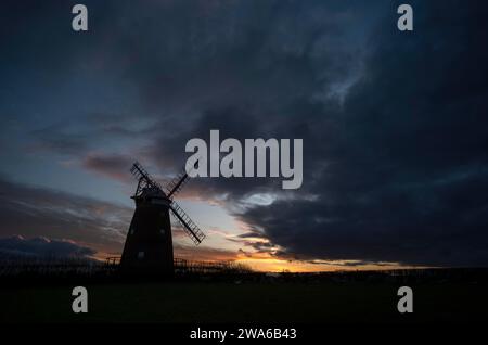 Thaxted Windmühle vor einem Winteruntergang des Makrelen-Himmels. 28. Dezember 2023 John Webbs Windmühle im 19. Jahrhundert in Thaxted im Norden von Essex gegen ein W Stockfoto