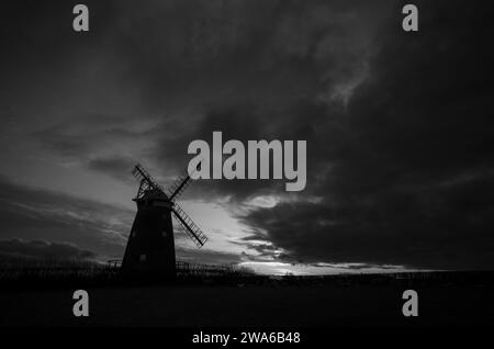 Thaxted Windmühle vor einem Winteruntergang des Makrelen-Himmels. 28. Dezember 2023 John Webbs Windmühle im 19. Jahrhundert in Thaxted im Norden von Essex gegen ein W Stockfoto