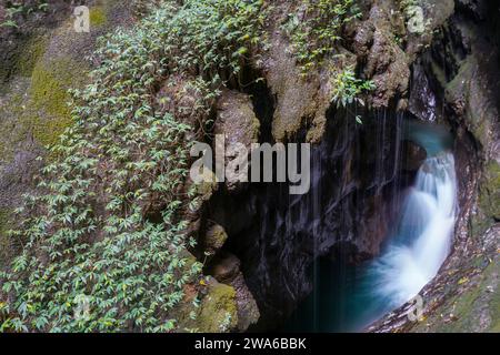 Karst-Geländemerkmale. Es gibt schnelle Bäche und kleine Pools in der Felsengrube. Die drei natürlichen Brücken sind eine Reihe von natürlichen Kalksteinbrücken, C Stockfoto