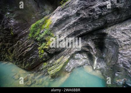 Karst-Geländemerkmale. Es gibt schnelle Bäche und kleine Pools in der Felsengrube. Die drei natürlichen Brücken sind eine Reihe von natürlichen Kalksteinbrücken, C Stockfoto