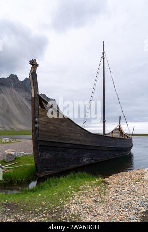 Altes verlassenes Wikingerdorf-Boot, ehemaliges Filmset, in Stokksnes Island Stockfoto