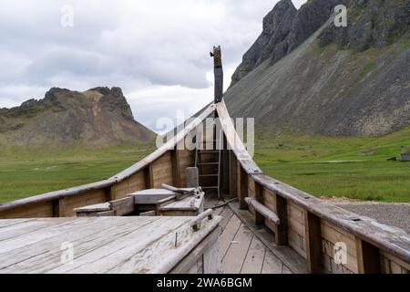 Schiffsdeck eines alten, verlassenen Wikingerbootes in einem Dorf, Island Stockfoto