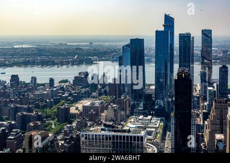 Die Skyline von New York, mit Blick auf den Big Apple aus der Vogelperspektive vom Empire State Building der Vereinigten Staaten von Amerika. Stockfoto