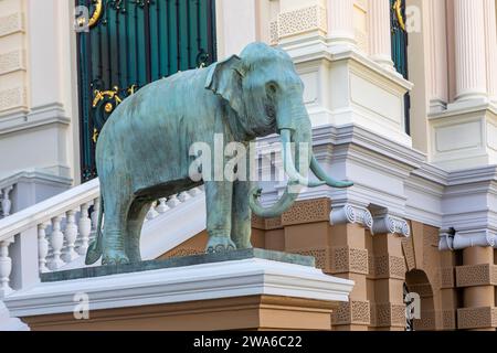 Eine Skulptur eines Elefanten vor der Chakri Maha Prasat Thronhalle, Bangkok, Thailand. Stockfoto