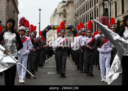 London, Großbritannien. Januar 2024. Mitglieder der Marching-Band nehmen an der jährlichen New Year's Day Parade in London Teil. Tausende von Künstlern, die die 32 Londoner Stadtteile und Länder aus aller Welt repräsentieren, ziehen in London vor, während Zehntausende Londoner und Touristen die Parade entlang der Strecke verfolgen. Quelle: SOPA Images Limited/Alamy Live News Stockfoto