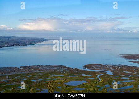 Ein Blick aus der Vogelperspektive über die Dee Mündung und die Westseite des Wirral im Nordwesten Englands, Großbritannien Stockfoto