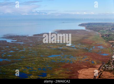 Ein Blick aus der Vogelperspektive über die Dee Mündung und die Westseite des Wirral im Nordwesten Englands, Großbritannien Stockfoto