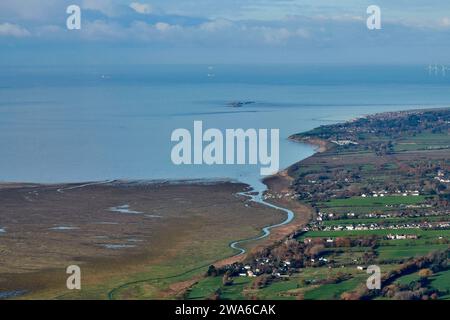 Ein Blick aus der Vogelperspektive über die Dee Mündung und die Westseite des Wirral im Nordwesten Englands, Großbritannien Stockfoto