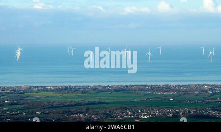 Ein Blick aus der Vogelperspektive über den Wirral zur Liverpool Bay Windfarm im Nordwesten Englands, Großbritannien Stockfoto