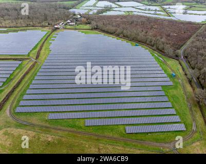 Luftaufnahme des Southwick Estate, einer großen Solarfarm in der Nähe von Denmead Hampshire, Großbritannien. Detaillierte Ansicht mit Tausenden von Tafeln auf dem Land. Stockfoto