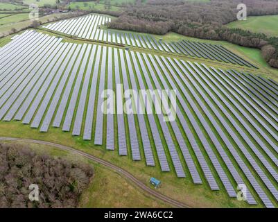 Luftaufnahme des Southwick Estate, einer großen Solarfarm in der Nähe von Denmead Hampshire, Großbritannien. Detaillierte Ansicht mit Tausenden von Tafeln auf dem Land. Stockfoto