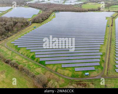 Luftaufnahme des Southwick Estate, einer großen Solarfarm in der Nähe von Denmead Hampshire, Großbritannien. Detaillierte Ansicht mit Tausenden von Tafeln auf dem Land. Stockfoto