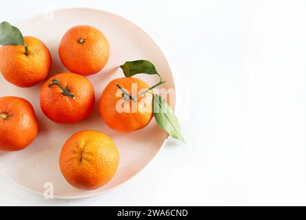 Gruppe frischer Mandarinen isoliert auf weißem Hintergrund. Frische Mandarine. Gesundes Lebensmittelkonzept. Draufsicht. Kopierbereich. Stockfoto