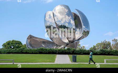 Ein Mitarbeiter des Parks läuft an der beschädigten Metallskulptur Floralis Genérica in Buenos Aires, Argentinien, vorbei Stockfoto