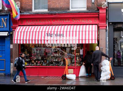 Straßenszene, Old Compton Street Soho, Central London, Großbritannien, Lieferung von Kaffeetaschen Stockfoto