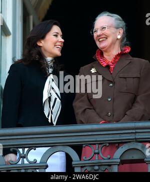 (ARCHIV) die gesamte dänische Königsfamilie auf dem Balkon von Amalienborg in Kopenhagen am Freitag, den 16. April 2004, wo Königin Margrethe den 64. Geburtstag feierte. Königin Margrethe genießt sich mit ihrer zukünftigen Schwiegertochter Mary Donaldson. Denmarks Queen Margrethe gab in ihrer Neujahrsrede bekannt, dass sie am 14. Februar abdankt. Kronprinz Frederik wird ihren Platz einnehmen und König Frederik der 10. Von Dänemark werden, während die australische Kronprinzessin Mary Königin von Dänemark sein wird. (Foto: Keld Navntoft / Scanpix 2024) Stockfoto