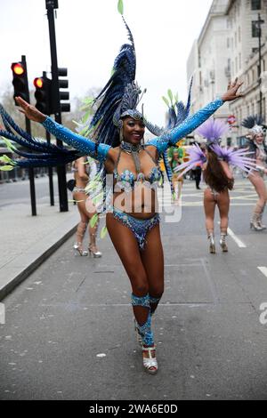 London, Großbritannien. Januar 2024. Ein Darsteller der London School of Samba während der jährlichen New Year's Day Parade in London. Tausende von Künstlern, die die 32 Londoner Stadtteile und Länder aus aller Welt repräsentieren, ziehen in London vor, während Zehntausende Londoner und Touristen die Parade entlang der Strecke verfolgen. (Foto: Steve Taylor/SOPA Images/SIPA USA) Credit: SIPA USA/Alamy Live News Stockfoto