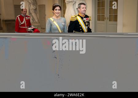 (ARCHIV) Kronprinzessin Mary und Kronprinz Frederik kommen am Montag, 6. November 2023, zum Galadinner auf Schloss Christiansborg in Kopenhagen an. Denmarks Queen Margrethe gab in ihrer Neujahrsrede bekannt, dass sie am 14. Februar abdankt. Kronprinz Frederik wird ihren Platz einnehmen und König Frederik der 10. Von Dänemark werden, während die australische Kronprinzessin Mary Königin von Dänemark sein wird. (Foto: Mads Claus Rasmussen/Ritzau Scanpix) Stockfoto