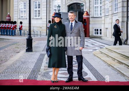 (ARCHIV) Kronprinz Frederik und Kronprinzessin Mary kommen am Montag, 6. November 2023, vor der Ankunft des spanischen Königspaares im Schloss Amalienborg in Kopenhagen an. Denmarks Queen Margrethe gab in ihrer Neujahrsrede bekannt, dass sie am 14. Februar abdankt. Kronprinz Frederik wird ihren Platz einnehmen und König Frederik der 10. Von Dänemark werden, während die in Australien geborene Kronprinzessin Mary Königin von Dänemark wird. (Foto: IDA Marie Odgaard/Ritzau Scanpix) Stockfoto