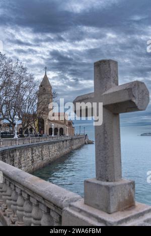 Blick auf die Kirche San Pedro am Strand von San Lorenzo in Gijon, von einem der Kreuze der Promenade. Stockfoto