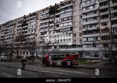 © Nicolas Cleuet/Le Pictorium/MAXPPP - Kiew 02/01/2024 Dans le quartier residentiel de Solomyanka, un immeuble de 9 etages et 10 Cages d'escalier a ete touche tot ce matin. deux personne agee a ete tue et 49 autres habitants Segen.? Dans la nuit la Russie a Lance sur l'Ukraine une vaste attaque aerienne. Une Dans la nuit la Russie a Lance sur l'Ukraine une vaste attaque aerienne. UE Premiere Vague de 35 Drohnen Shahed a partir de 2h30, Puis 99 Raketen Kalibre et Kindjal (supersoniques). 72 ont ete abattus selon les autorites ukrainienne. Une dizaine a frappe la Capital faisant au moins 2 Stockfoto